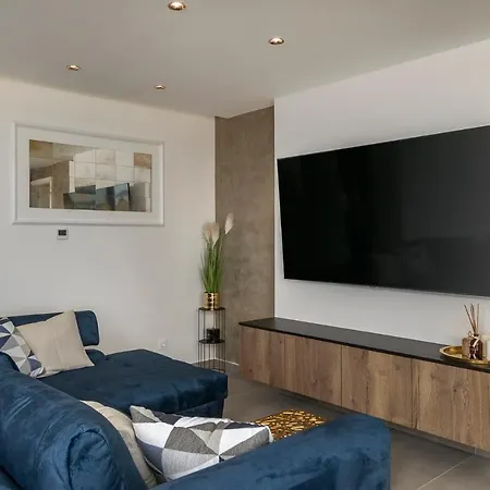 Coralis With Heated Pool Villa