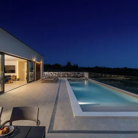 Coralis With Heated Pool Villa