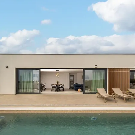 Coralis With Heated Pool