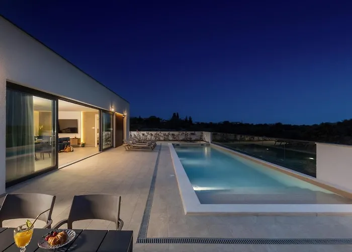 Coralis With Heated Pool Βίλα