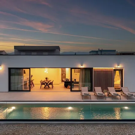 Coralis With Heated Pool Villa *