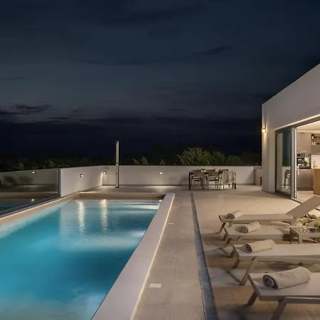 Coralis With Heated Pool Villa *