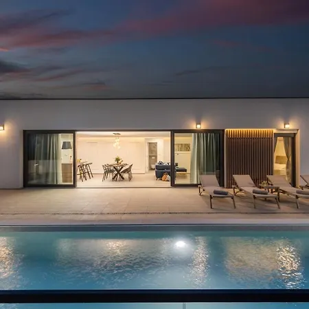 Coralis With Heated Pool Villa
