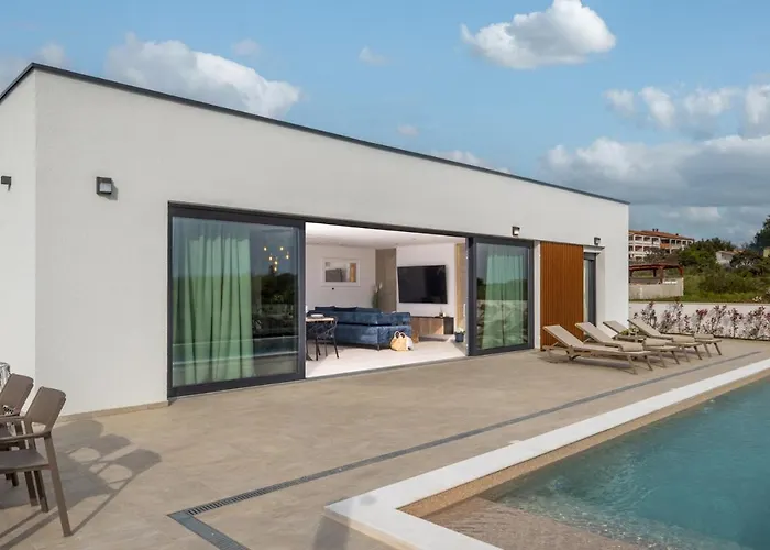 Вилла Coralis With Heated Pool