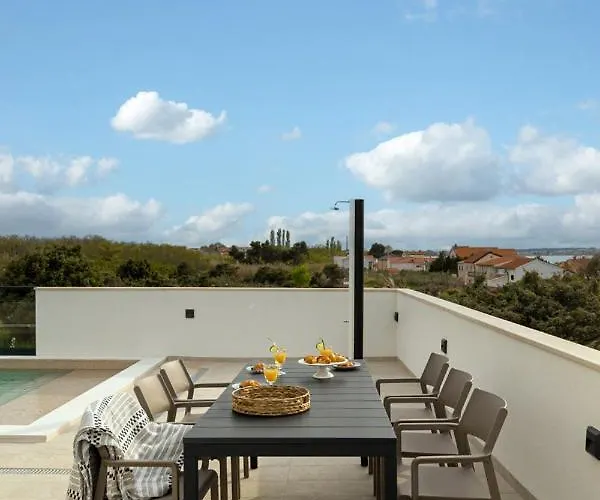 Coralis With Heated Pool Вилла *