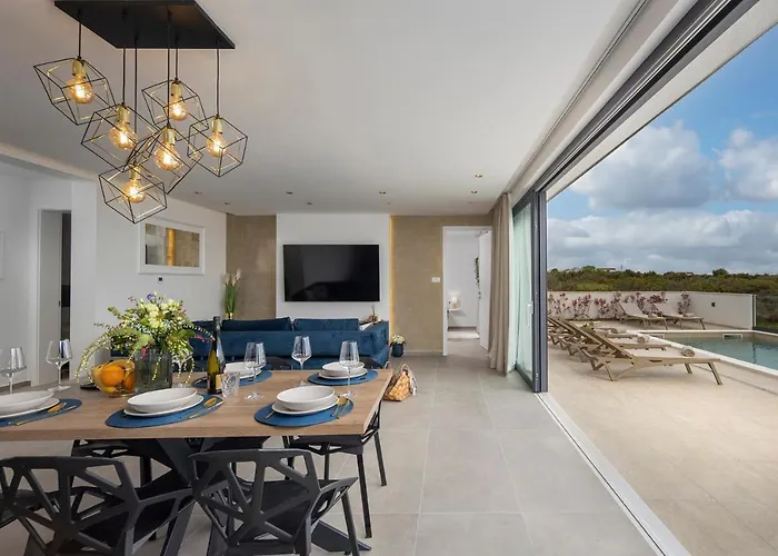 Coralis With Heated Pool Врси