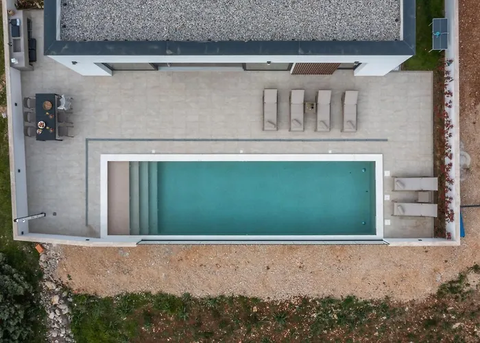 Coralis With Heated Pool Вилла