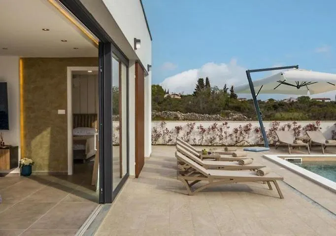 Coralis With Heated Pool * Врси